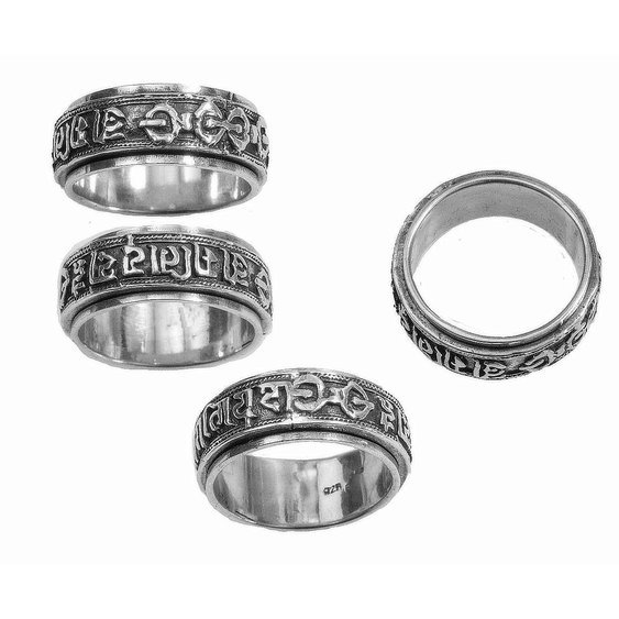 Stříbrný kroužkový prsten s Thébskými symboly.