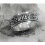 2. Stříbrný kroužkový prsten s Thébskými symboly.