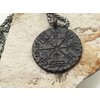 4. Přívěsek s řetízkem, Anglický cín. symbol Vegvisír