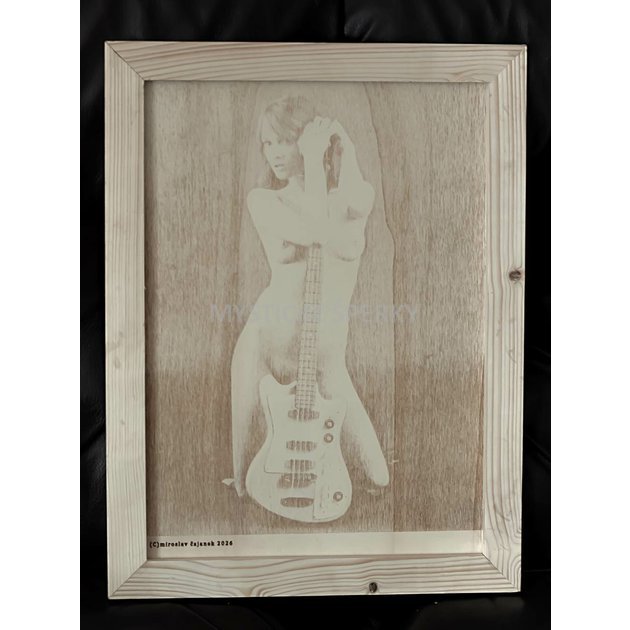 1. umělecká fotografie tištěná laserem na dřevo. dívka s kytarou autor Miroslav Čajanek