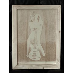 1. umělecká fotografie tištěná laserem na dřevo. dívka s kytarou autor Miroslav Čajanek