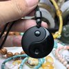 6. Přívěsek se šňůrkou, přírodní Obsidián. Symbol Jin Jang