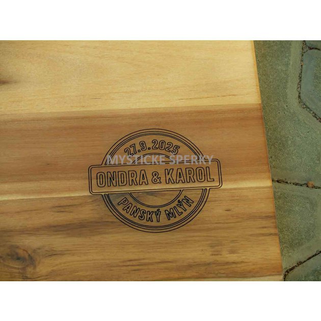 Práce na zakázku, gravírování textu na dřevěné kuchyňské prkýnko